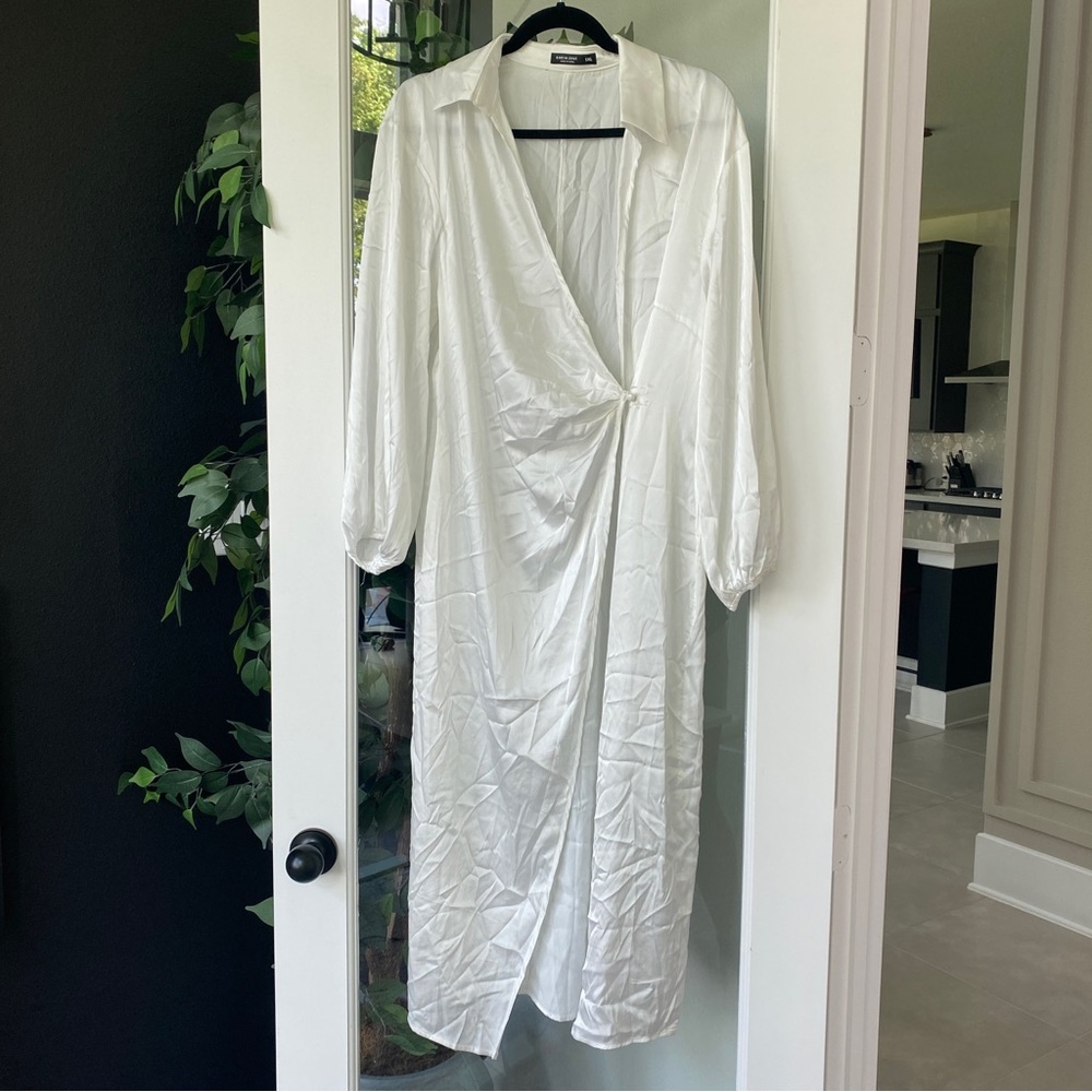 White wrap robe with a collar